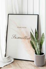 Ladda upp bild till gallerivisning, Start with BismAllah plakat på væg | Islamisk plakat med hvidt og beige design | Elegant og enkel vægdekoration | Perfekt til moderne indretning
