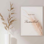 Ladda upp bild till gallerivisning, Start with BismAllah plakat på væg | Islamisk plakat med hvidt og beige design | Elegant og enkel vægdekoration | Perfekt til moderne indretning
