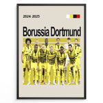 Ladda upp bild till gallerivisning, Holdfoto | Borussia Dortmund fodboldplakat 2024-2025 med hele holdet i gul-sort hjemmebanesæt – ikonisk look til fans af den tyske traditionsklub.

