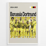 Ladda upp bild till gallerivisning, Holdfoto | Borussia Dortmund fodboldplakat 2024-2025 med hele holdet i gul-sort hjemmebanesæt – ikonisk look til fans af den tyske traditionsklub.
