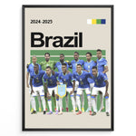 Ladda upp bild till gallerivisning, Holdfoto | Brazil fodboldplakat 2024-2025 med hele landsholdet i blå trøjer – perfekt vægkunst til fans af brasiliansk fodbold og samba-stil.
