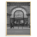 Ladda upp bild till gallerivisning, Fashion Plakat | Cartier Boutique Street View – Black &amp; White Luxury Fashion Poster Plakaty.dk | Black and white photograph of a Cartier boutique storefront with a grand arched entrance and pedestrians walking by on a city street.
