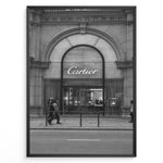 Ladda upp bild till gallerivisning, Fashion Plakat | Cartier Boutique Street View – Black &amp; White Luxury Fashion Poster Plakaty.dk | Black and white photograph of a Cartier boutique storefront with a grand arched entrance and pedestrians walking by on a city street.
