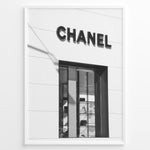 Ladda upp bild till gallerivisning, Fashion Plakat | Chanel Boutique Storefront – Minimalist Black and White Fashion Photography Plakaty.dk | Black and white photo of a Chanel storefront with window display showcasing handbags and luxury items
