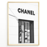 Ladda upp bild till gallerivisning, Fashion Plakat | Chanel Boutique Storefront – Minimalist Black and White Fashion Photography Plakaty.dk | Black and white photo of a Chanel storefront with window display showcasing handbags and luxury items
