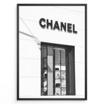 Ladda upp bild till gallerivisning, Fashion Plakat | Chanel Boutique Storefront – Minimalist Black and White Fashion Photography Plakaty.dk | Black and white photo of a Chanel storefront with window display showcasing handbags and luxury items
