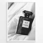 Ladda upp bild till gallerivisning, Fashion Plakat | Chanel No. 5 L’Eau Perfume Bottle – Black and White Fashion Photography Plakaty.dk | Black and white photo of a Chanel No. 5 L’Eau perfume bottle resting on a bed of soft white fabric.
