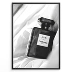 Ladda upp bild till gallerivisning, Fashion Plakat | Chanel No. 5 L’Eau Perfume Bottle – Black and White Fashion Photography Plakaty.dk | Black and white photo of a Chanel No. 5 L’Eau perfume bottle resting on a bed of soft white fabric.
