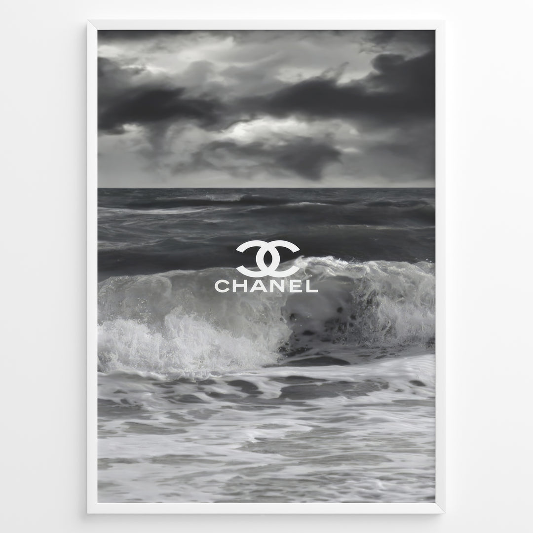 Fashion Plakat | Chanel Ocean Wave Black & White Fashion Poster Plakaty.dk | Black and white ocean wave poster with the Chanel logo centered over crashing waves and a stormy sky.