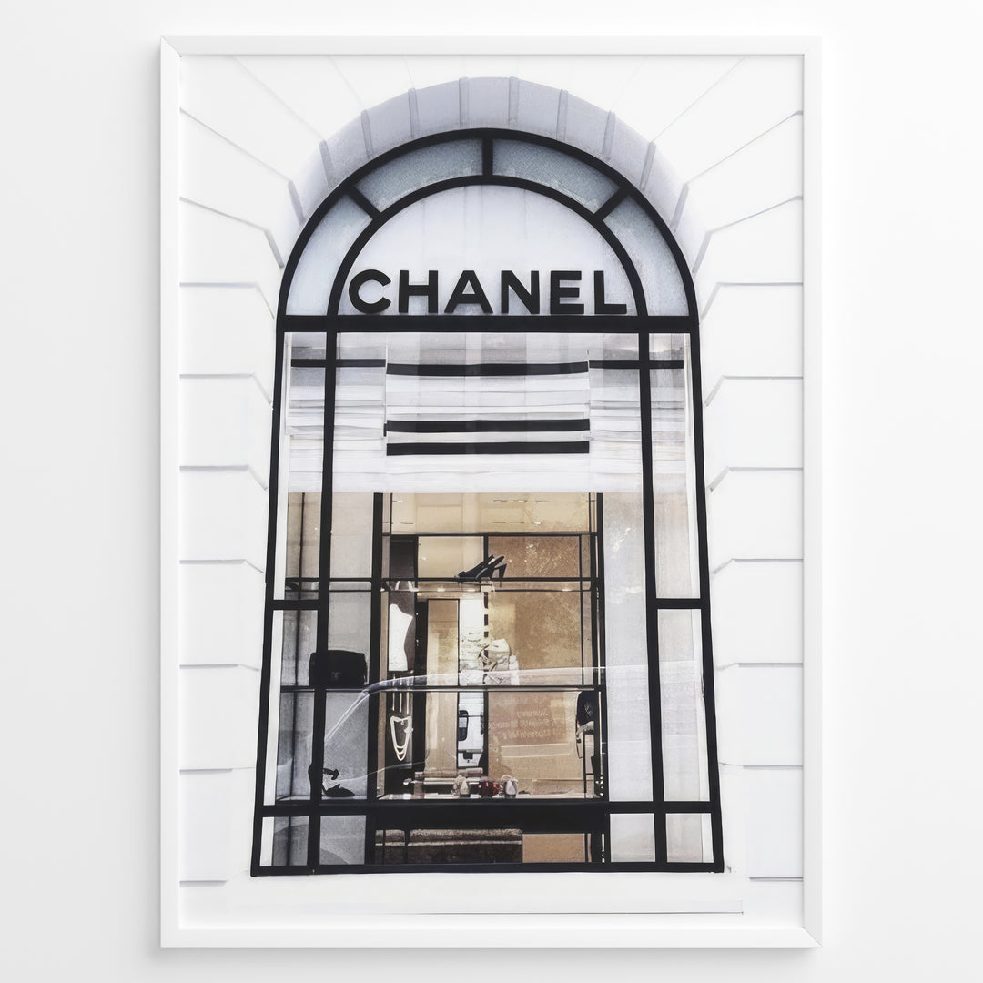 Fashion Plakat | Chanel Storefront Window – Fashion Photography Print Plakaty.dk | Photograph of a Chanel boutique storefront window with elegant black framing and luxury fashion items on display.