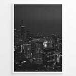 Ladda upp bild till gallerivisning, Fashion Plakat | Chicago Cityscape at Night – Black and White Urban Photography Plakaty.dk | Black and white photo of the Chicago skyline at night with illuminated skyscrapers and city lights
