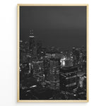 Ladda upp bild till gallerivisning, Fashion Plakat | Chicago Cityscape at Night – Black and White Urban Photography Plakaty.dk | Black and white photo of the Chicago skyline at night with illuminated skyscrapers and city lights
