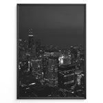 Ladda upp bild till gallerivisning, Fashion Plakat | Chicago Cityscape at Night – Black and White Urban Photography Plakaty.dk | Black and white photo of the Chicago skyline at night with illuminated skyscrapers and city lights
