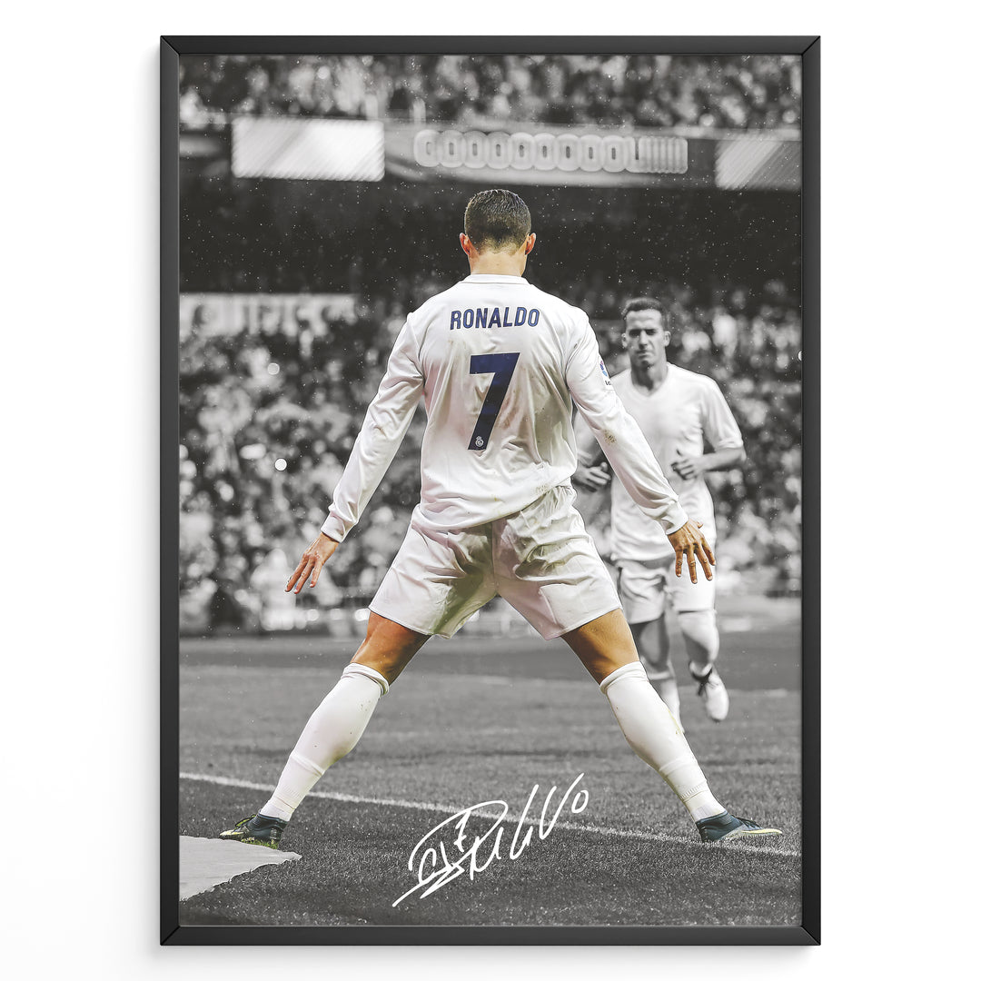 Cristiano Ronaldo fodbold plakat med nummer 7 i Real Madrid hvid trøje under ikonisk jubel på stadion i sort/hvid effekt.