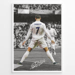 Ladda upp bild till gallerivisning, Cristiano Ronaldo fodbold plakat med nummer 7 i Real Madrid hvid trøje under ikonisk jubel på stadion i sort/hvid effekt.
