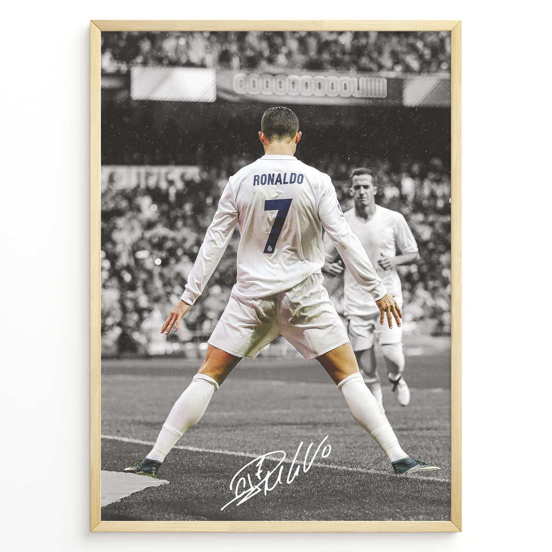 Cristiano Ronaldo fodbold plakat med nummer 7 i Real Madrid hvid trøje under ikonisk jubel på stadion i sort/hvid effekt.