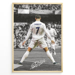 Ladda upp bild till gallerivisning, Cristiano Ronaldo fodbold plakat med nummer 7 i Real Madrid hvid trøje under ikonisk jubel på stadion i sort/hvid effekt.
