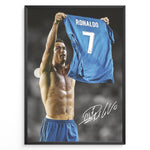 Ladda upp bild till gallerivisning, Cristiano Ronaldo fodbold plakat hvor han holder Real Madrid trøje med nummer 7 i ikonisk Champions League øjeblik.
