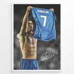 Ladda upp bild till gallerivisning, Cristiano Ronaldo fodbold plakat hvor han holder Real Madrid trøje med nummer 7 i ikonisk Champions League øjeblik.
