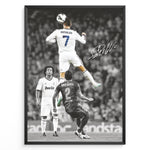 Ladda upp bild till gallerivisning, Cristiano Ronaldo fodbold plakat hvor han springer op til hovedstød i Real Madrid trøje nummer 7 mod Barcelona.

