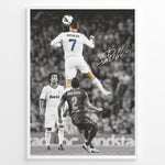 Ladda upp bild till gallerivisning, Cristiano Ronaldo fodbold plakat hvor han springer op til hovedstød i Real Madrid trøje nummer 7 mod Barcelona.
