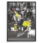 Ladda upp bild till gallerivisning, Cristiano Ronaldo fodbold plakat med ikonisk saksespark i gul trøje og dramatisk stadionbaggrund.
