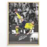 Ladda upp bild till gallerivisning, Cristiano Ronaldo fodbold plakat med ikonisk saksespark i gul trøje og dramatisk stadionbaggrund.
