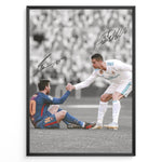 Ladda upp bild till gallerivisning, Cristiano Ronaldo og Lionel Messi fodbold plakat fra El Clásico hvor Ronaldo hjælper Messi op i Real Madrid og Barcelona trøje.

