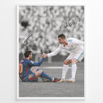 Ladda upp bild till gallerivisning, Cristiano Ronaldo og Lionel Messi fodbold plakat fra El Clásico hvor Ronaldo hjælper Messi op i Real Madrid og Barcelona trøje.
