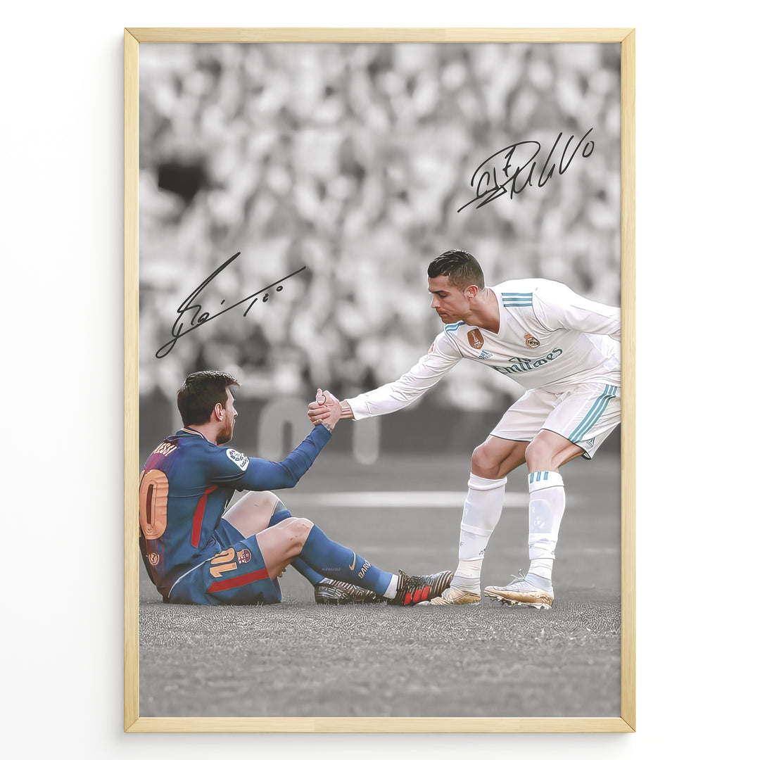 Cristiano Ronaldo og Lionel Messi fodbold plakat fra El Clásico hvor Ronaldo hjælper Messi op i Real Madrid og Barcelona trøje.