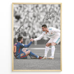 Ladda upp bild till gallerivisning, Cristiano Ronaldo og Lionel Messi fodbold plakat fra El Clásico hvor Ronaldo hjælper Messi op i Real Madrid og Barcelona trøje.
