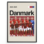 Ladda upp bild till gallerivisning, Holdfoto | Danmark landshold fodboldplakat 2024-2025 i klassiske røde trøjer – perfekt til fans af det danske nationalteam.
