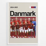 Ladda upp bild till gallerivisning, Holdfoto | Danmark landshold fodboldplakat 2024-2025 i klassiske røde trøjer – perfekt til fans af det danske nationalteam.
