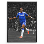 Ladda upp bild till gallerivisning, Didier Drogba plakat fra Chelsea med ikonisk fejring. En stilfuld Chelsea fodboldplakat til væggen og den perfekte gave til fodboldfans.
