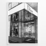 Ladda upp bild till gallerivisning, Fashion Plakat | Dior Flagship Storefront – New York City Plakaty.dk | Black and white image of the Dior flagship store in New York City, featuring a glass facade, reflective surfaces, and a mannequin in an elegant outfit.
