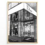 Ladda upp bild till gallerivisning, Fashion Plakat | Dior Flagship Storefront – New York City Plakaty.dk | Black and white image of the Dior flagship store in New York City, featuring a glass facade, reflective surfaces, and a mannequin in an elegant outfit.
