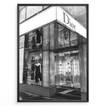 Ladda upp bild till gallerivisning, Fashion Plakat | Dior Flagship Storefront – New York City Plakaty.dk | Black and white image of the Dior flagship store in New York City, featuring a glass facade, reflective surfaces, and a mannequin in an elegant outfit.
