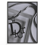 Ladda upp bild till gallerivisning, Fashion Plakat | Dior Pendant Necklace – Elegant Black &amp; White Fashion Print Plakaty.dk | Black and white close-up image of a Dior pendant necklace with a metallic chain, showcasing luxury jewelry on a textured background.
