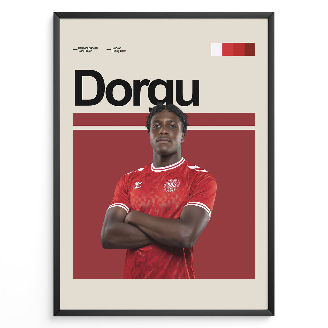 Patrick Dorgu fodbold plakat | Danmark landshold spiller i rød hjemmebanetrøje med korslagte arme og selvsikkert udtryk