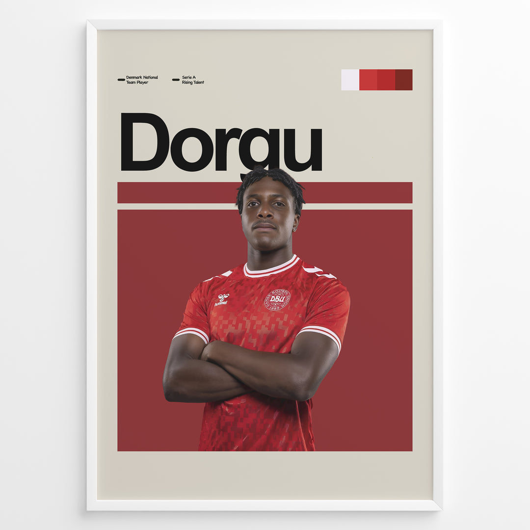 Patrick Dorgu fodbold plakat | Danmark landshold spiller i rød hjemmebanetrøje med korslagte arme og selvsikkert udtryk