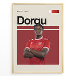 Ladda upp bild till gallerivisning, Patrick Dorgu fodbold plakat | Danmark landshold spiller i rød hjemmebanetrøje med korslagte arme og selvsikkert udtryk
