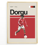 Ladda upp bild till gallerivisning, Patrick Dorgu fodbold plakat | Manchester United spiller i rød hjemmebanetrøje i løb med bolden og fokuseret udtryk
