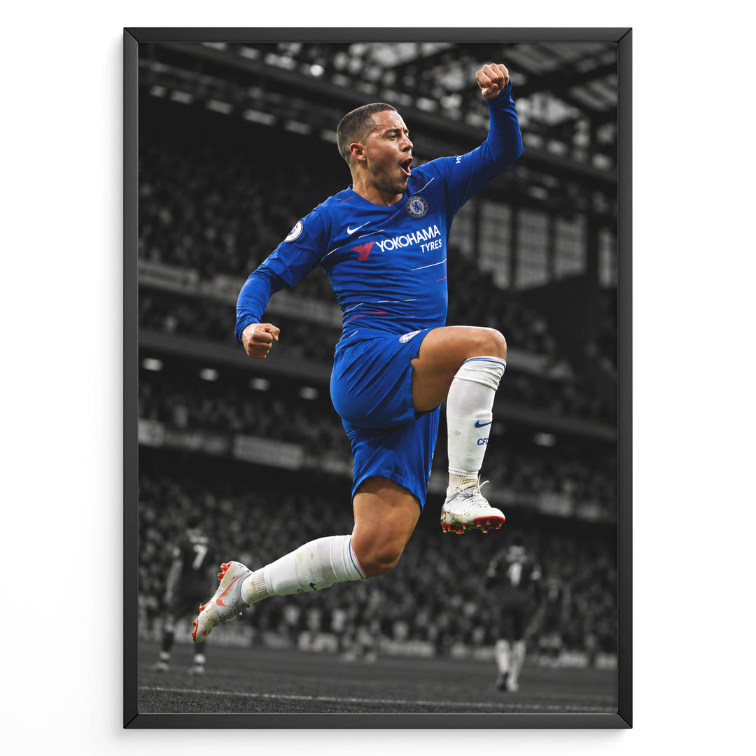 Eden Hazard i Chelsea-trøje under en fejring på fodboldbanen. Motivet har en sort-hvid stadionbaggrund, som fremhæver den blå Chelsea-trøje.
