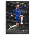 Ladda upp bild till gallerivisning, Eden Hazard i Chelsea-trøje under en fejring på fodboldbanen. Motivet har en sort-hvid stadionbaggrund, som fremhæver den blå Chelsea-trøje.
