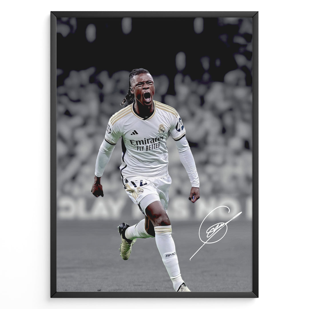 Eduardo Camavinga fodbold plakat i Real Madrid hvid hjemmebanetrøje hvor han jubler med stærkt og energisk udtryk.