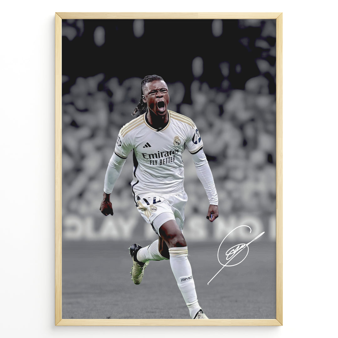 Eduardo Camavinga fodbold plakat i Real Madrid hvid hjemmebanetrøje hvor han jubler med stærkt og energisk udtryk.