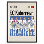 Ladda upp bild till gallerivisning, Holdfoto | F.C. København fodboldplakat 2024-2025 med spillere i hvid-blå trøjer – stilren hyldest til Danmarks topklub.
