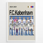 Ladda upp bild till gallerivisning, Holdfoto | F.C. København fodboldplakat 2024-2025 med spillere i hvid-blå trøjer – stilren hyldest til Danmarks topklub.
