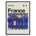 Ladda upp bild till gallerivisning, Holdfoto | France fodboldplakat 2024-2025 med spillere i blå trøjer – perfekt til fans af det franske nationalhold.

