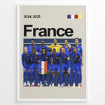 Ladda upp bild till gallerivisning, Holdfoto | France fodboldplakat 2024-2025 med spillere i blå trøjer – perfekt til fans af det franske nationalhold.
